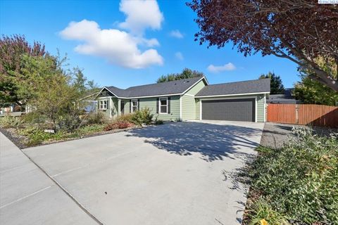 Photo of 5188 Pinehurst St, West Richland, WA 99353 (MLS # 288048)