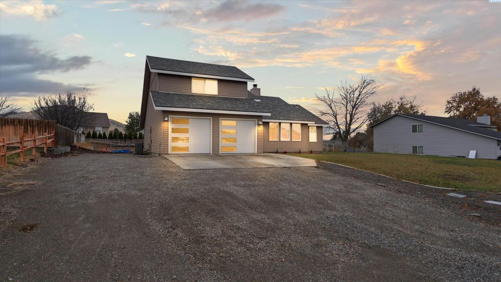 Photo of 182 Travis Lane, Kennewick, WA 99338 (MLS # 289154)