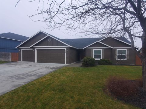 Photo of 1929 Crabapple Cir, West Richland, WA 99353 (MLS # 290390)