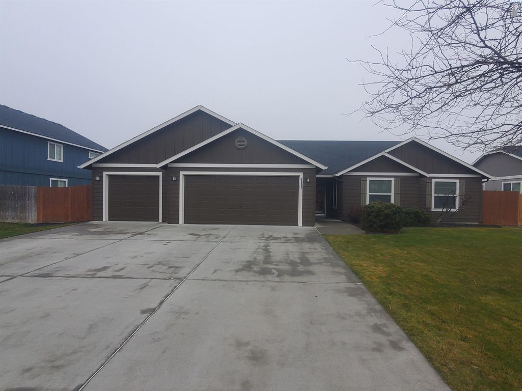 Photo of 1929 Crabapple Cir, West Richland, WA 99353 (MLS # 290390)