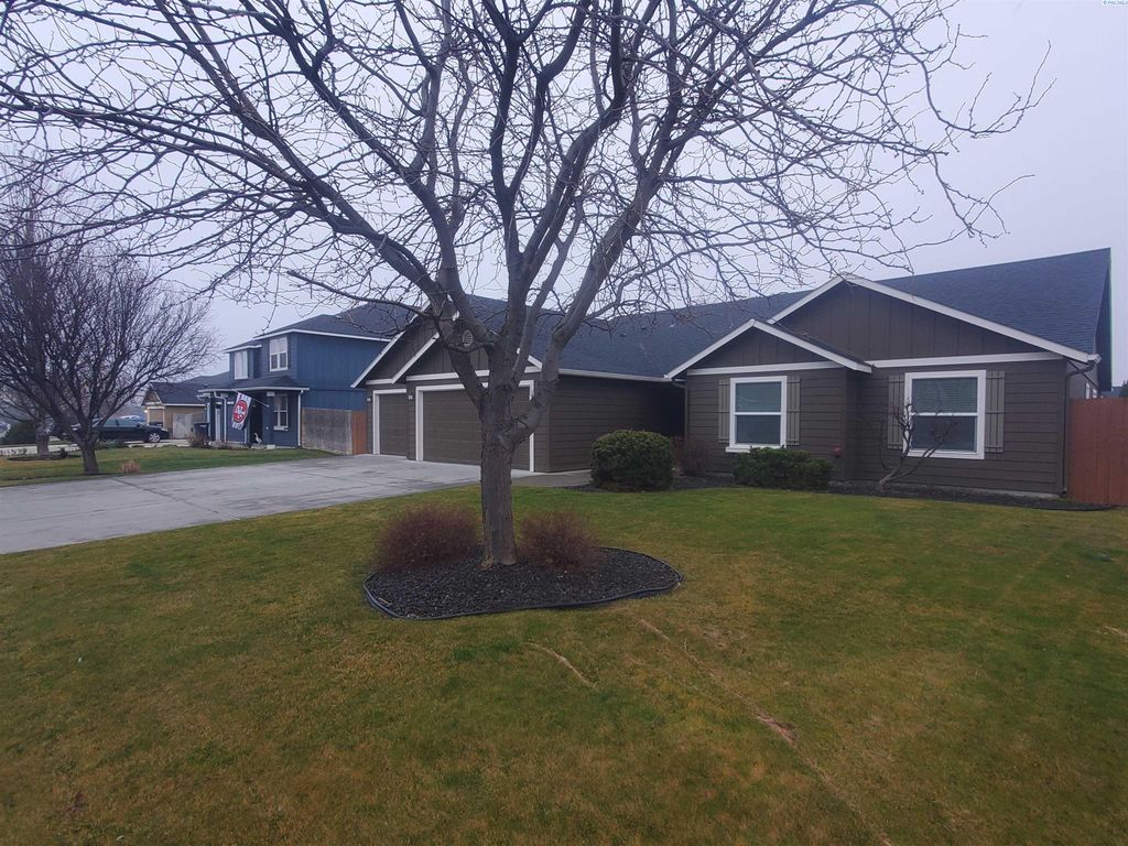 Photo of 1929 Crabapple Cir, West Richland, WA 99353 (MLS # 290390)