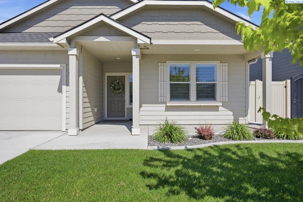 Photo of 647 Marysville Way, Richland, WA 99352 (MLS # 292996)