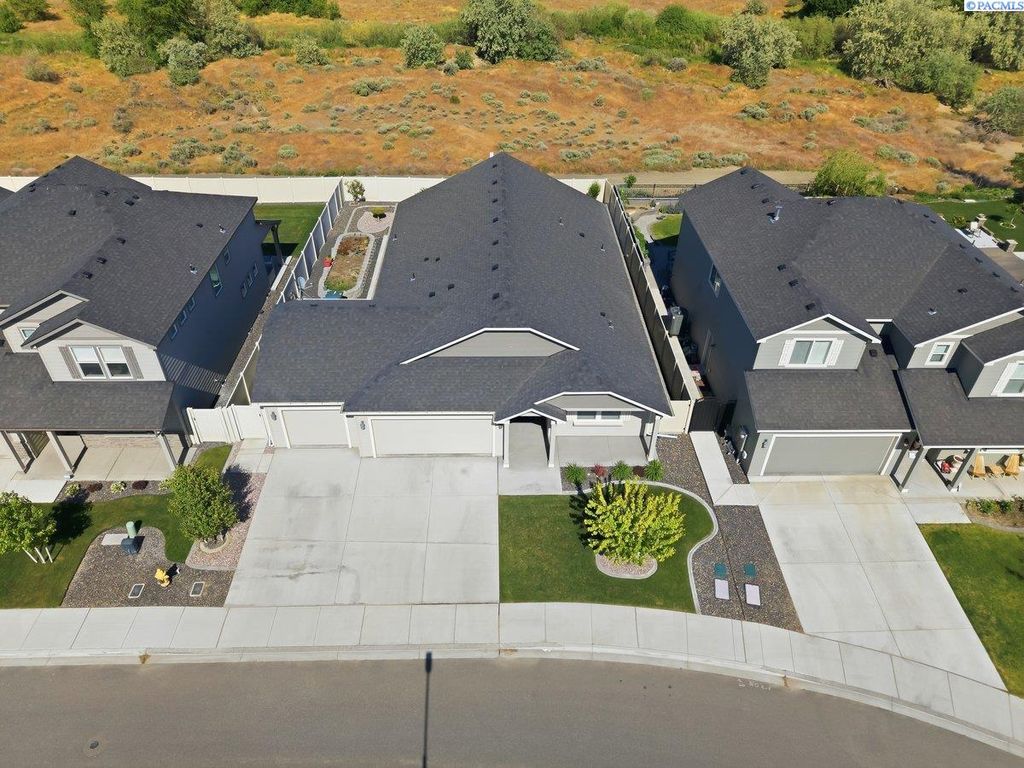 Photo of 647 Marysville Way, Richland, WA 99352 (MLS # 292996)