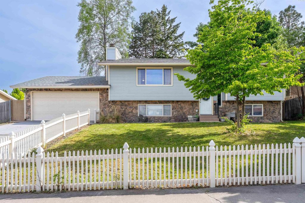 Photo of 1201 W 15th Place, Kennewick, WA 99337 (MLS # 292959)