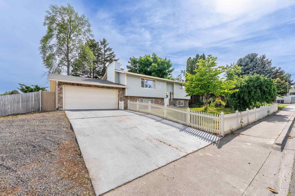 Photo of 1201 W 15th Place, Kennewick, WA 99337 (MLS # 292959)