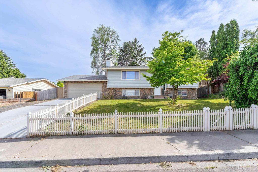 Photo of 1201 W 15th Place, Kennewick, WA 99337 (MLS # 292959)