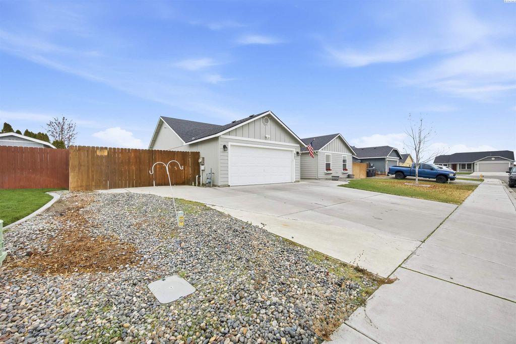 Photo of 6302 Westport Lane, Pasco, WA 99301 (MLS # 289261)