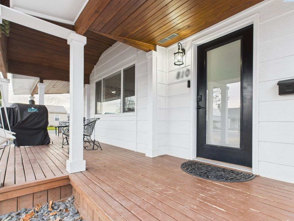 Photo of 810 S Hawthorne St, Kennewick, WA 99336 (MLS # 289787)