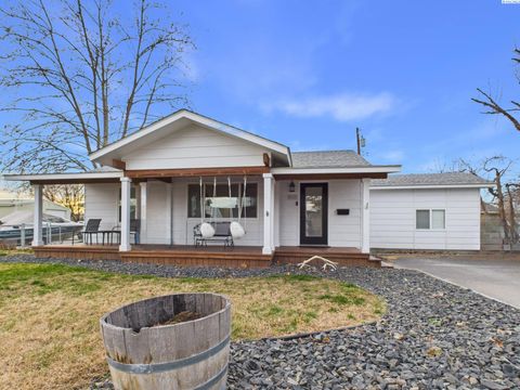Photo of 810 S Hawthorne St, Kennewick, WA 99336 (MLS # 289787)