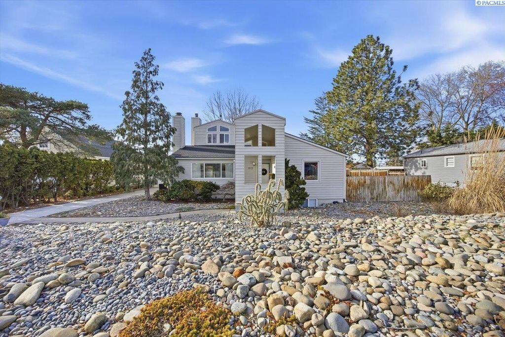 Photo of 1913 Davison Ave, Richland, WA 99354 (MLS # 290436)