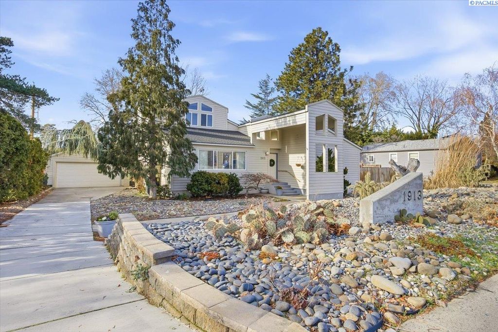 Photo of 1913 Davison Ave, Richland, WA 99354 (MLS # 290436)