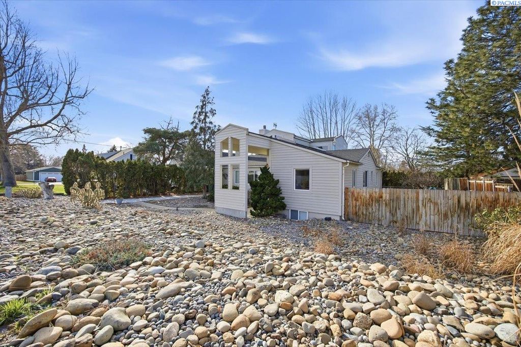 Photo of 1913 Davison Ave, Richland, WA 99354 (MLS # 290436)