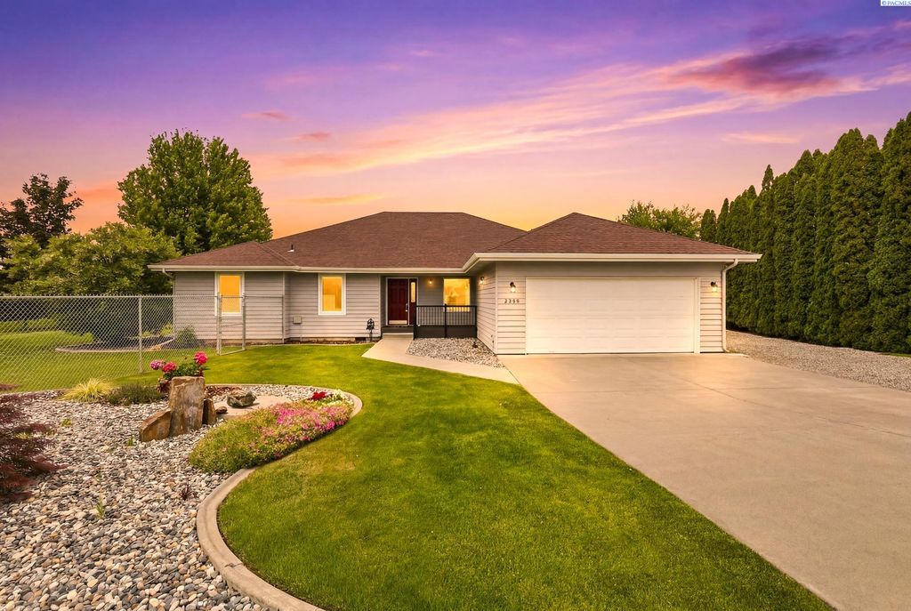 Photo of 2213 Washington Ct, West Richland, WA 99353 (MLS # 293030)