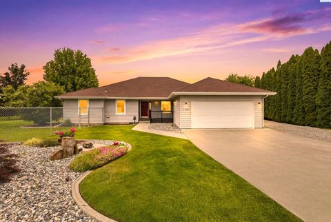 Photo of 2213 Washington Ct, West Richland, WA 99353 (MLS # 293030)