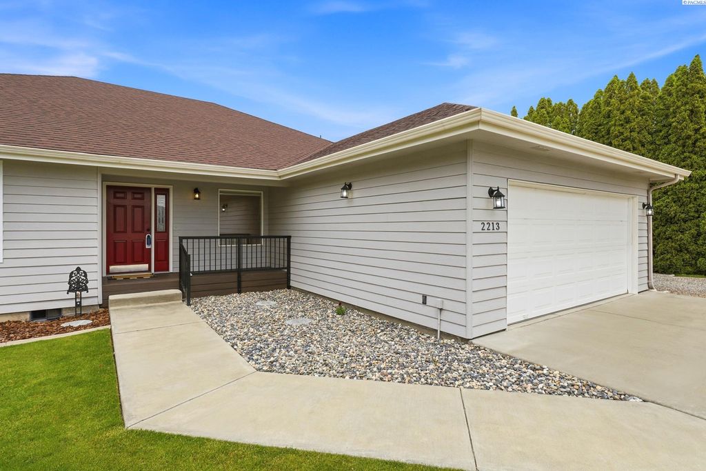 Photo of 2213 Washington Ct, West Richland, WA 99353 (MLS # 293030)
