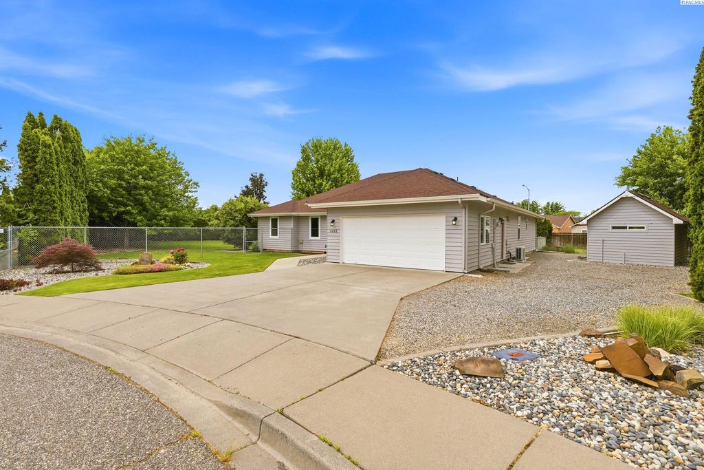 Photo of 2213 Washington Ct, West Richland, WA 99353 (MLS # 293030)