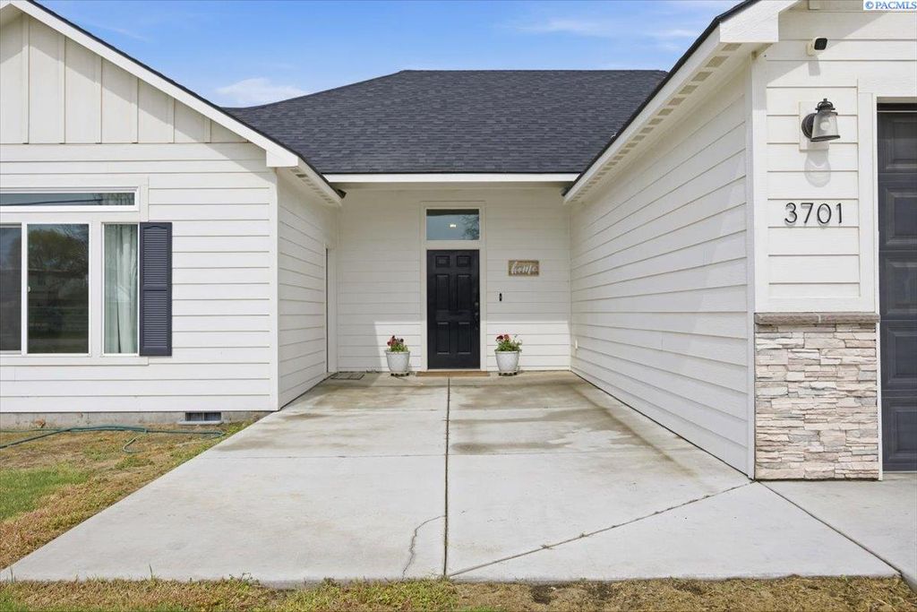 Photo of 3701 Ivy Rd, Pasco, WA 99301 (MLS # 291929)