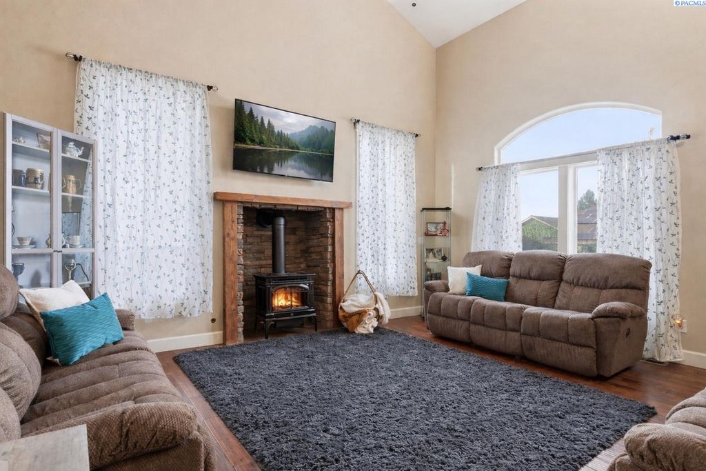 Photo of 369 Temple Meadow Lane, Richland, WA 99352 (MLS # 290989)