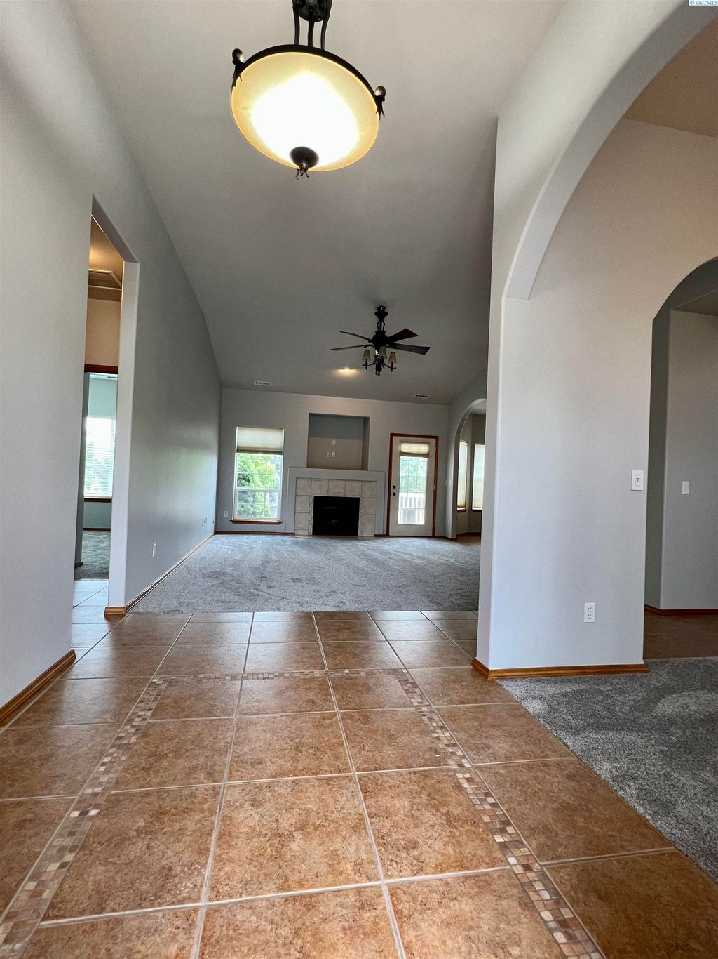 Photo of 3510 Waterford Street, Richland, WA 99352 (MLS # 287120)