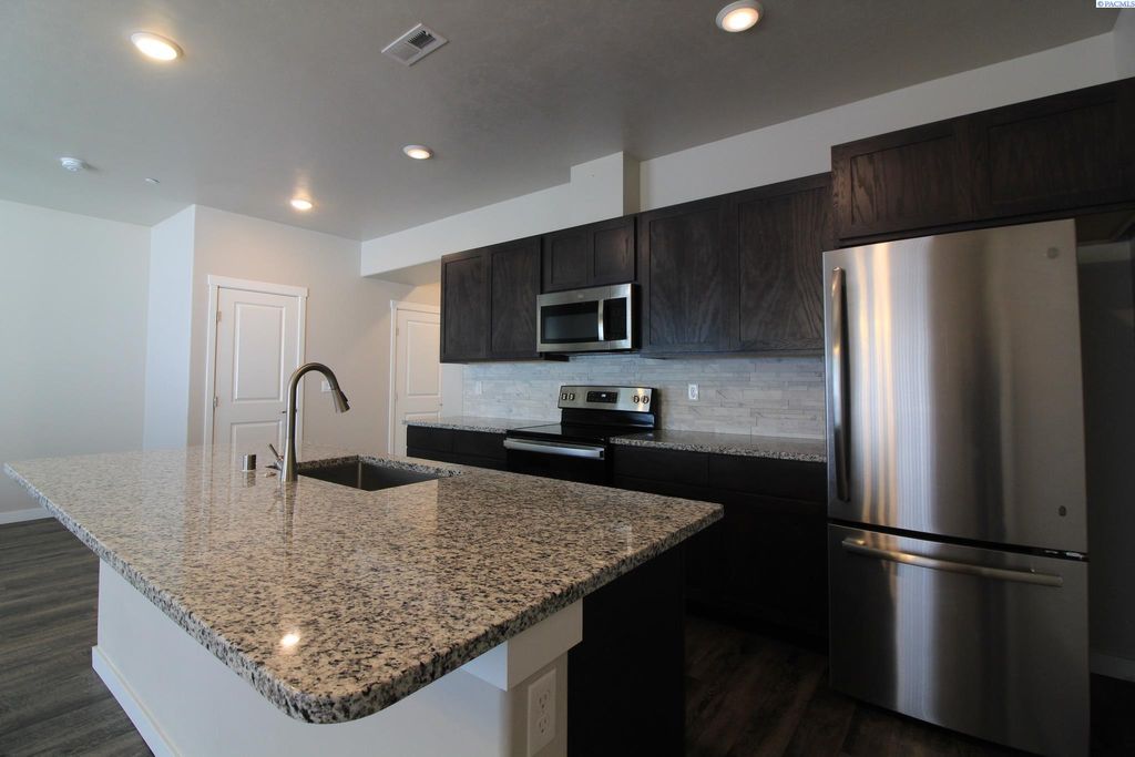 Photo of 589 S Quillan Place, Kennewick, WA 99337 (MLS # 287202)