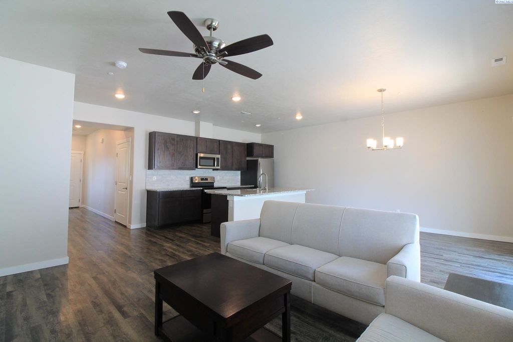 Photo of 589 S Quillan Place, Kennewick, WA 99337 (MLS # 287202)