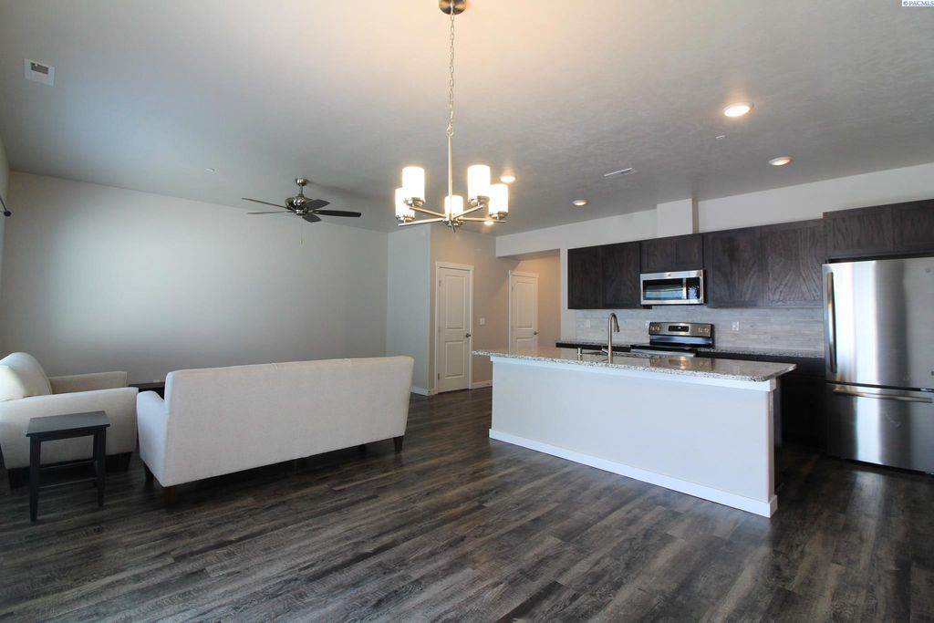 Photo of 589 S Quillan Place, Kennewick, WA 99337 (MLS # 287202)