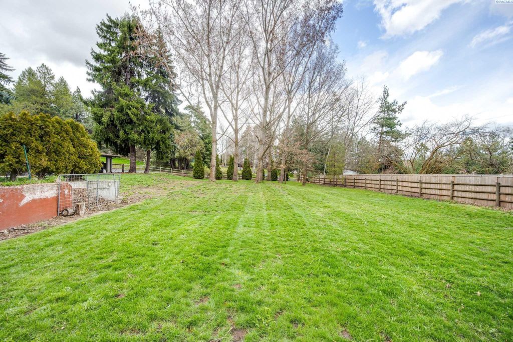 Photo of 1765 SW Baldwin Dr, Pullman, WA 99163 (MLS # 291841)