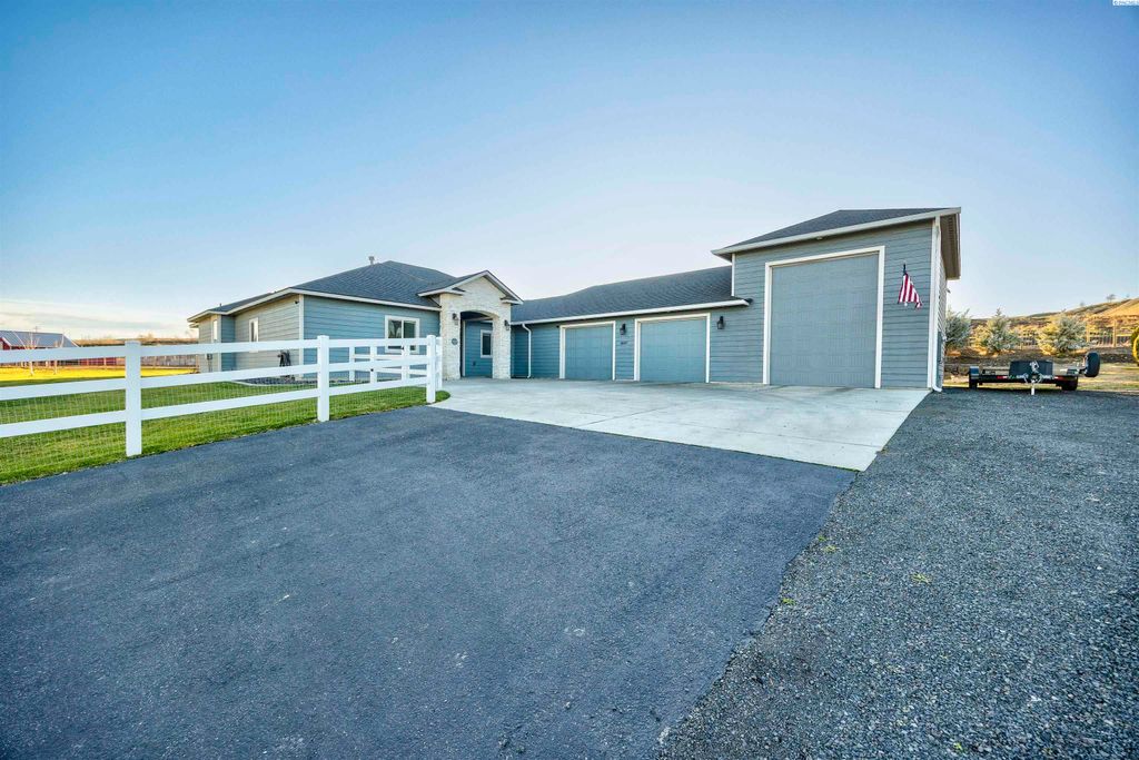 Photo of 2807 N Riverside Drive, West Richland, WA 99353 (MLS # 289672)