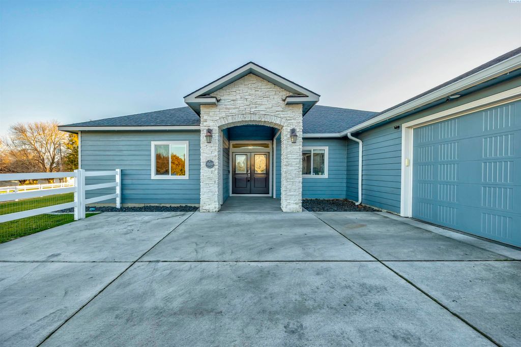 Photo of 2807 N Riverside Drive, West Richland, WA 99353 (MLS # 289672)