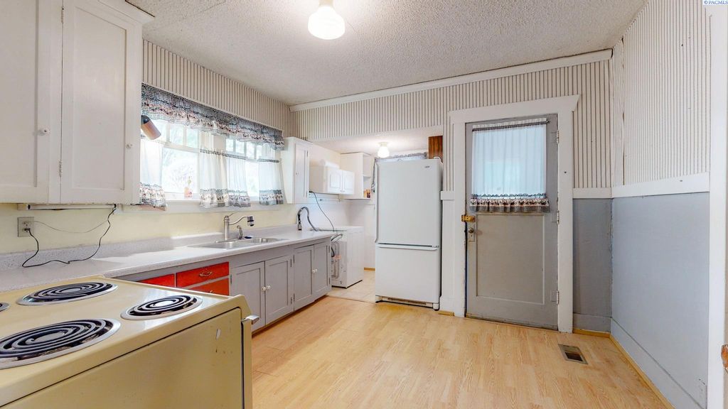 Photo of 625 NW State Street, Pullman, WA 99163 (MLS # 289806)