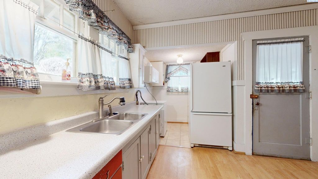 Photo of 625 NW State Street, Pullman, WA 99163 (MLS # 289806)