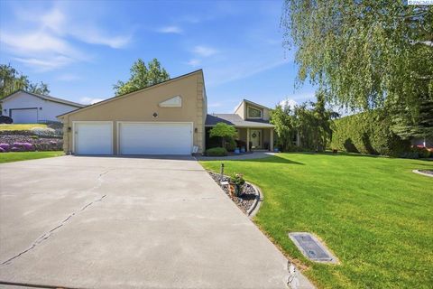 Photo of 212 Greenbriar West, Richland, WA 99352 (MLS # 292614)