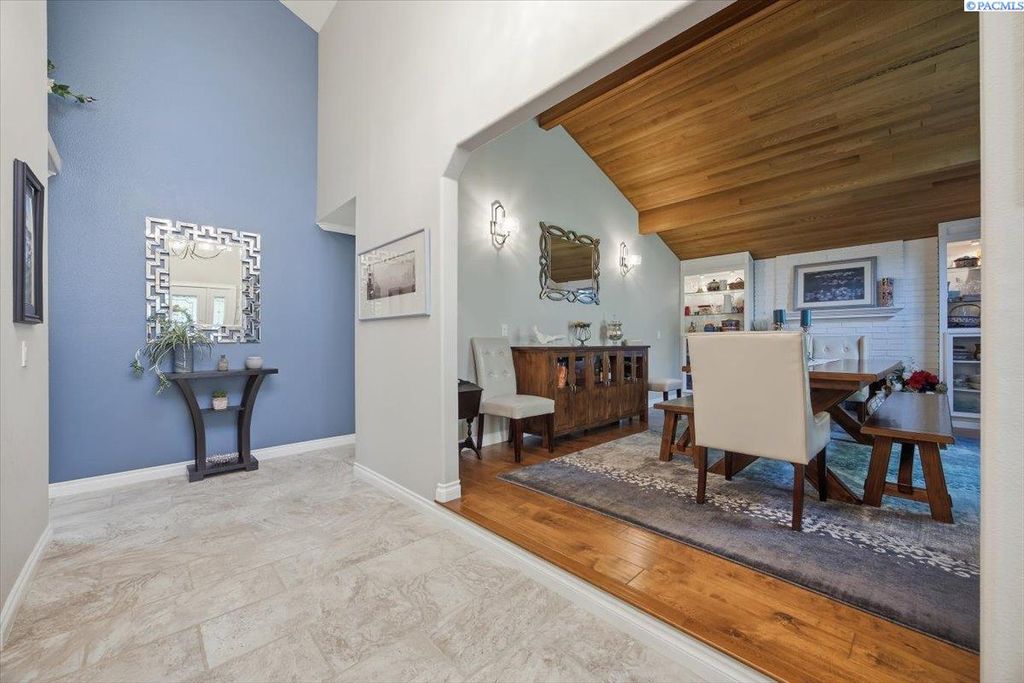 Photo of 212 Greenbriar West, Richland, WA 99352 (MLS # 292614)
