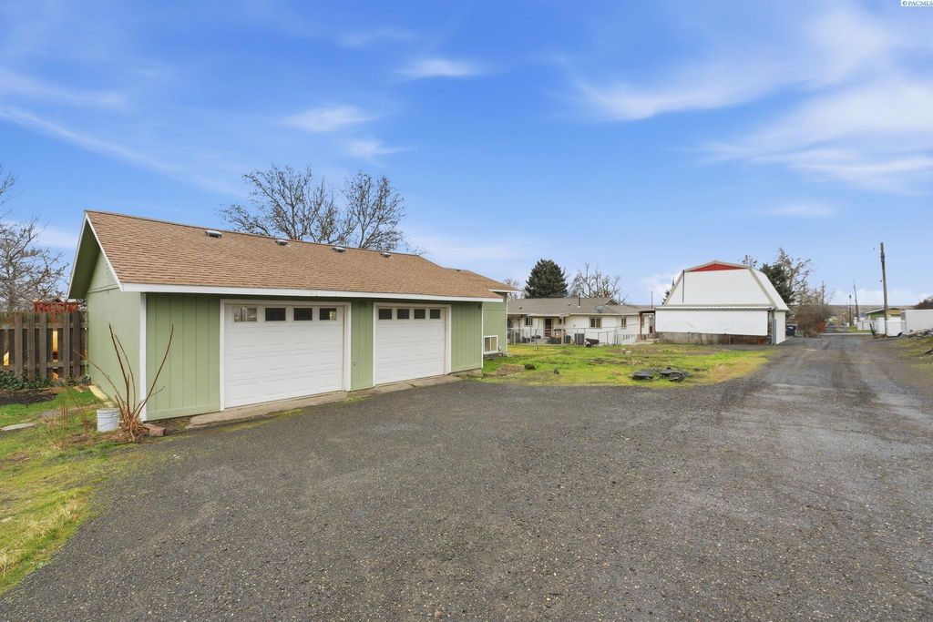 Photo of 543 N 3rd Ave, Connell, WA 99326 (MLS # 289742)