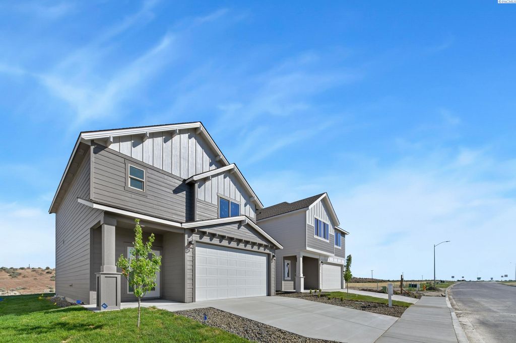 Photo of 10466 Clearwater Dr, Kennewick, WA 99336 (MLS # 292878)