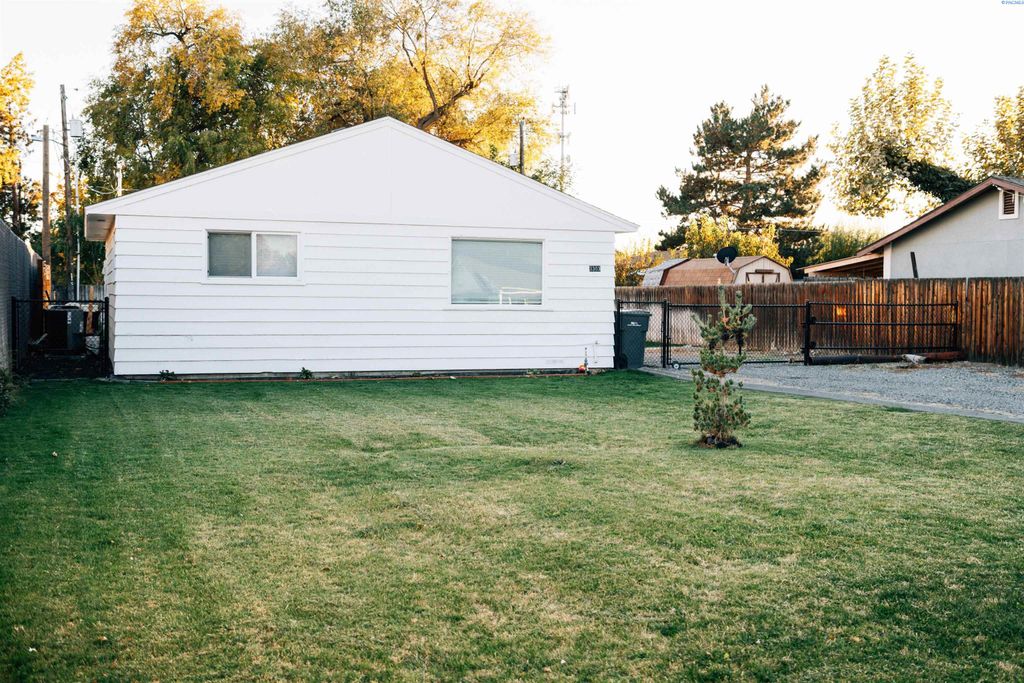 Photo of 3303 W Imnaha Avenue, Kennewick, WA 99336 (MLS # 288722)