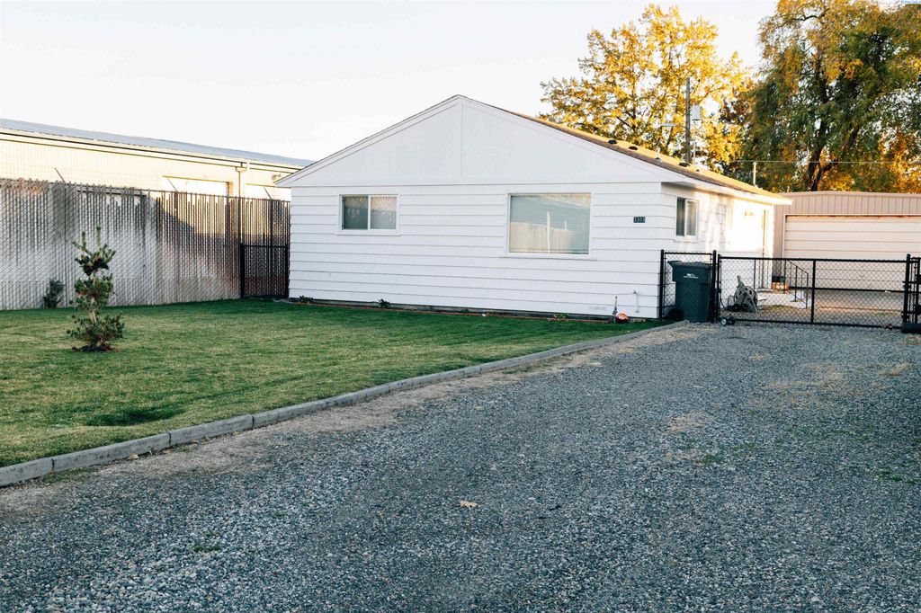 Photo of 3303 W Imnaha Avenue, Kennewick, WA 99336 (MLS # 288722)