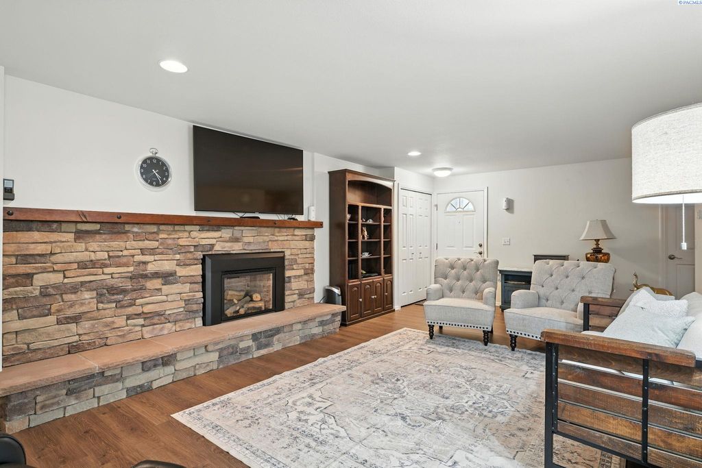 Photo of 1307 Goethals Dr #C, Richland, WA 99454 (MLS # 288868)