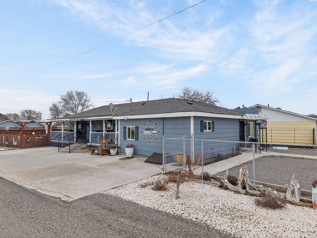 Photo of 232 6th Ave, Mabton, WA 98935 (MLS # 290853)