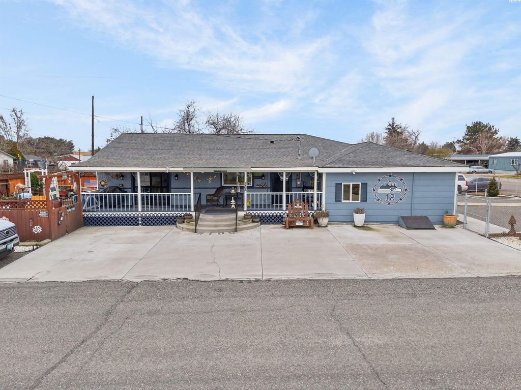 Photo of 232 6th Ave, Mabton, WA 98935 (MLS # 290853)