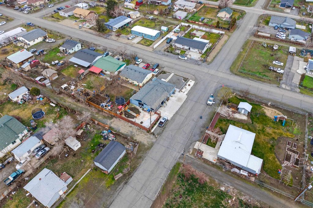 Photo of 232 6th Ave, Mabton, WA 98935 (MLS # 290853)