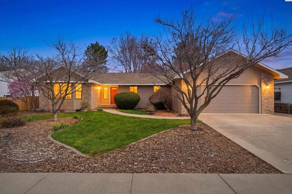 Photo of 628 Meadows Dr East Dr, Richland, WA 99352 (MLS # 291574)