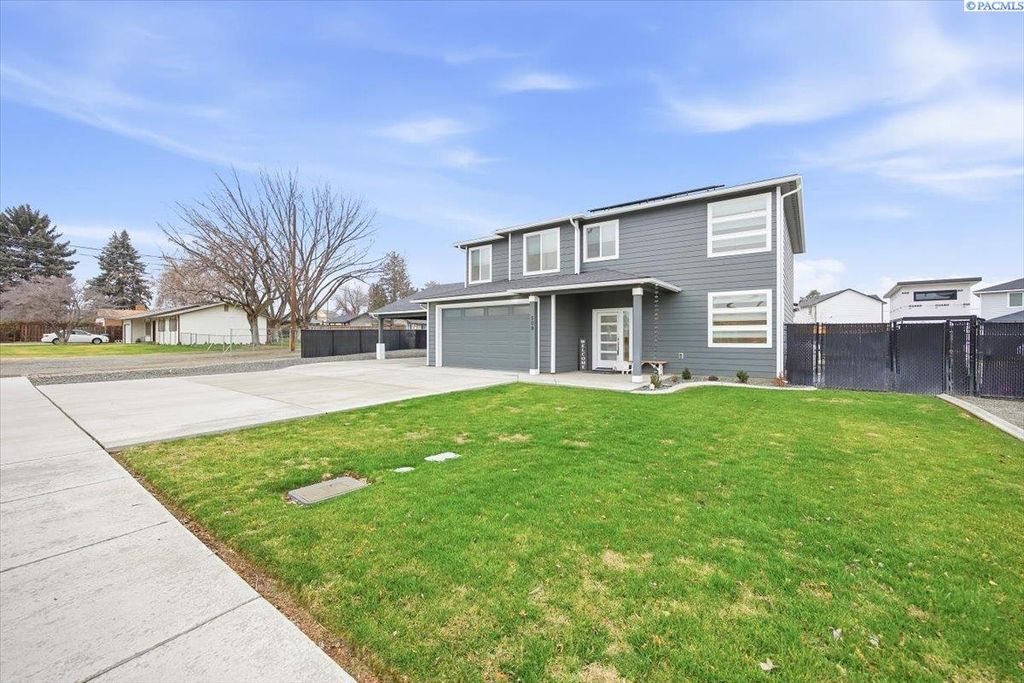 Photo of 509 Butternut Road, Grandview, WA 98930 (MLS # 290294)