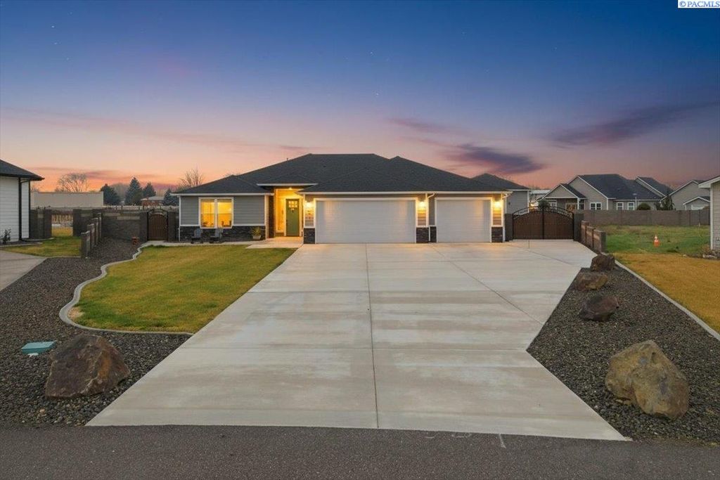 Photo of 6915 Lamb Court, Pasco, WA 99301 (MLS # 290363)