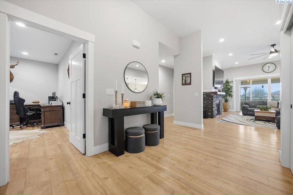 Photo of 6915 Lamb Court, Pasco, WA 99301 (MLS # 290363)