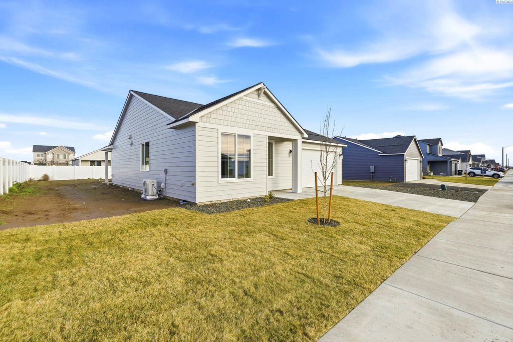 Photo of 503 Amberly Ave, Grandview, WA 98930 (MLS # 289775)