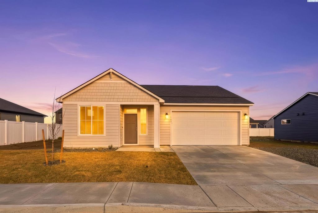 Photo of 503 Amberly Ave, Grandview, WA 98930 (MLS # 289775)