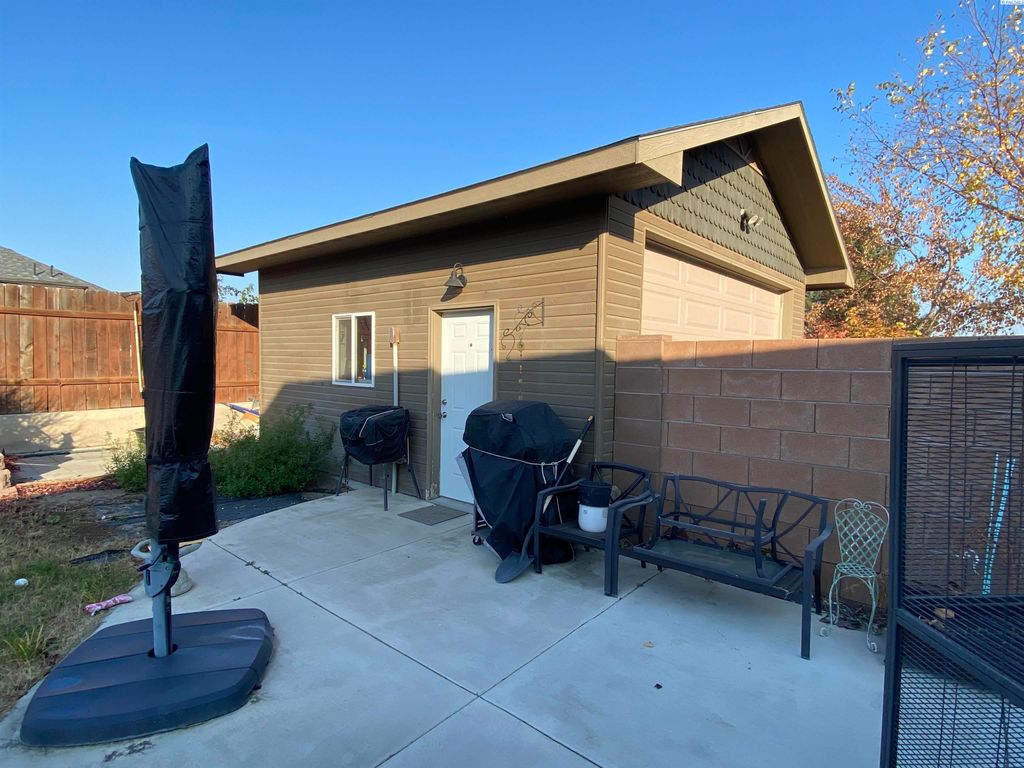 Photo of 4111 Hilltop Drive, Pasco, WA 99301 (MLS # 289076)