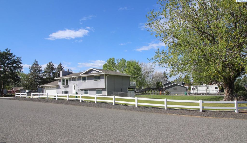 Photo of 7702 W 13th Avenue, Kennewick, WA 99338 (MLS # 292124)
