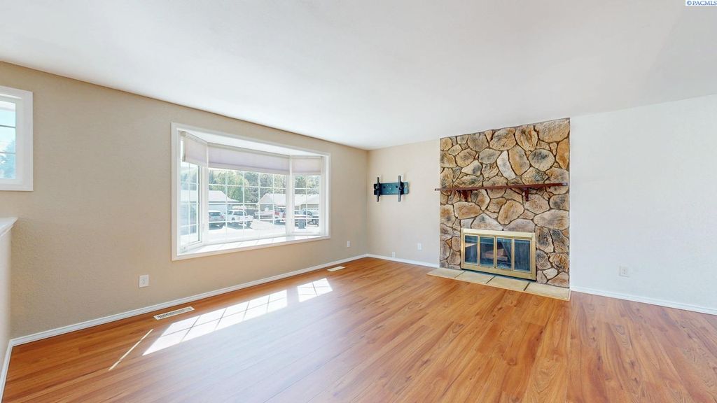 Photo of 7702 W 13th Avenue, Kennewick, WA 99338 (MLS # 292124)